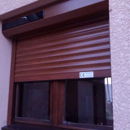 volet roulant solaire imitation bois chene dore fenetrea somfy