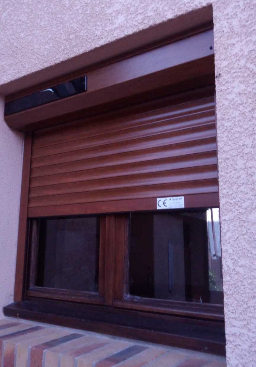 volet roulant solaire imitation bois chene dore fenetrea somfy