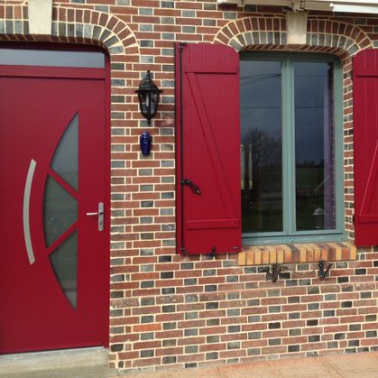 porte alu rouge fenetrea