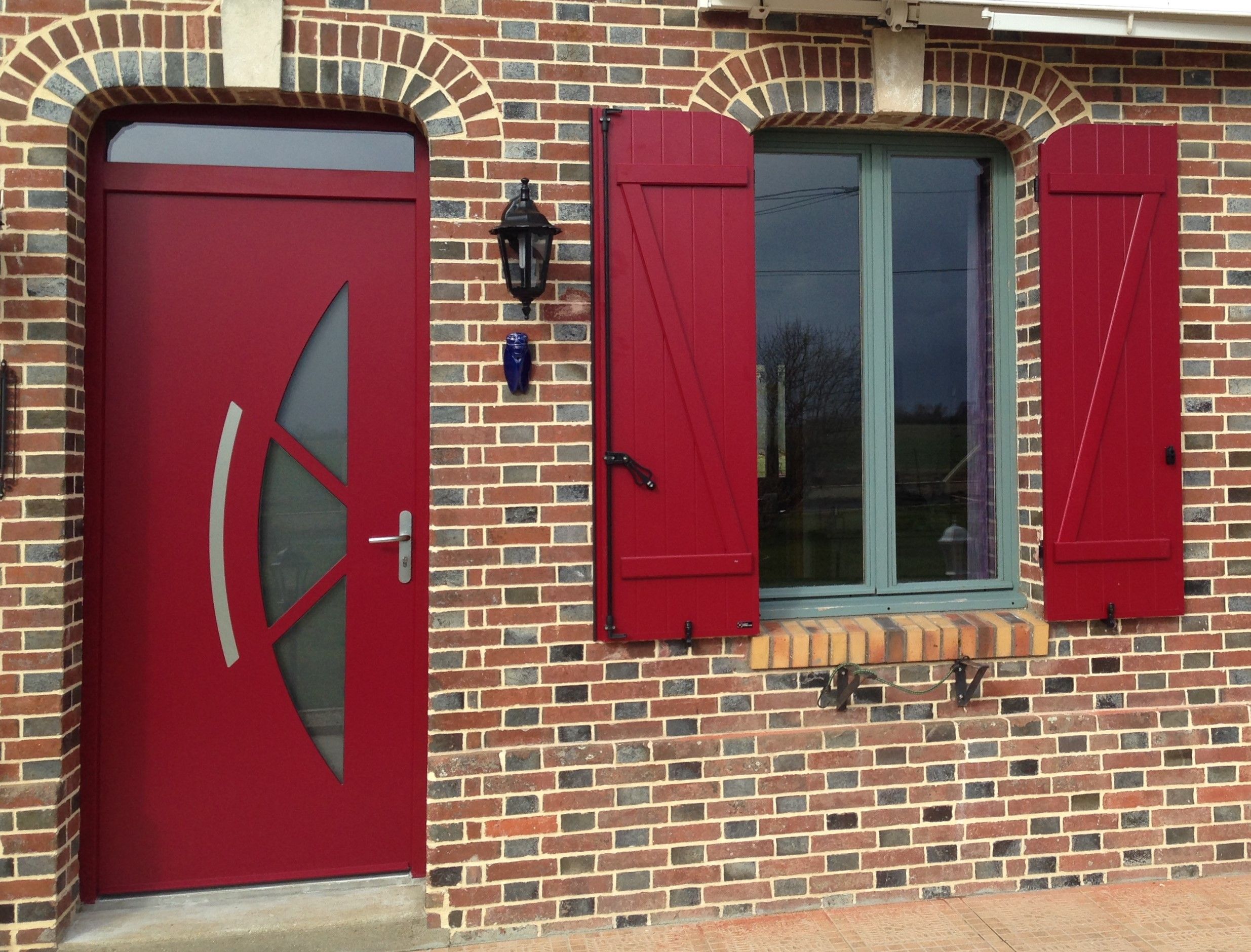 porte alu rouge fenetrea