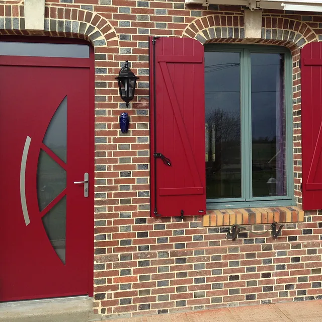 porte alu rouge fenetrea
